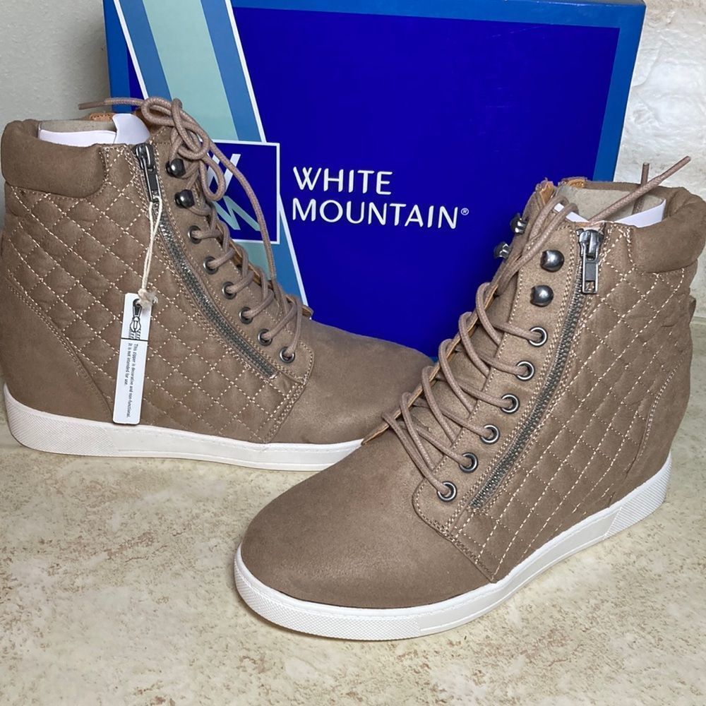 NWT ladies White Mountain Unreal style booties in sand size 9